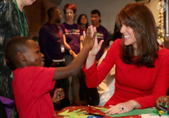 Kate Middleton, duchesse de Cambridge, vêtue d'une robe Alexander McQueen, a participé le 15 décembre 2015 à la fête de Noël de l'école du Anna Freud Centre, un établissement du nord de Londres qui prend en charge les enfants présentant des troubles du comportement et soutient leurs familles. Elle a notamment pris part à un atelier collage et un cours de percussions !