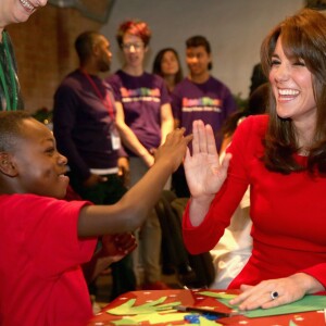 Kate Middleton, duchesse de Cambridge, vêtue d'une robe Alexander McQueen, a participé le 15 décembre 2015 à la fête de Noël de l'école du Anna Freud Centre, un établissement du nord de Londres qui prend en charge les enfants présentant des troubles du comportement et soutient leurs familles. Elle a notamment pris part à un atelier collage et un cours de percussions !