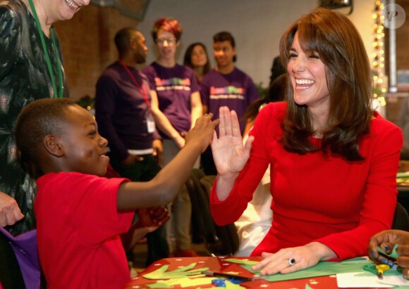 Kate Middleton, duchesse de Cambridge, vêtue d'une robe Alexander McQueen, a participé le 15 décembre 2015 à la fête de Noël de l'école du Anna Freud Centre, un établissement du nord de Londres qui prend en charge les enfants présentant des troubles du comportement et soutient leurs familles. Elle a notamment pris part à un atelier collage et un cours de percussions !