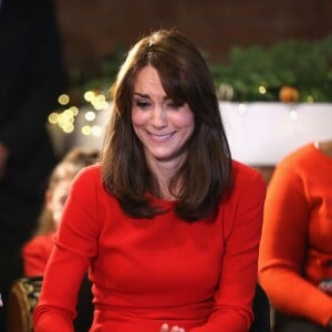 Kate Middleton, duchesse de Cambridge, vêtue d'une robe Alexander McQueen, a participé le 15 décembre 2015 à la fête de Noël de l'école du Anna Freud Centre, un établissement du nord de Londres qui prend en charge les enfants présentant des troubles du comportement et soutient leurs familles. Elle a notamment pris part à un atelier collage et un cours de percussions !