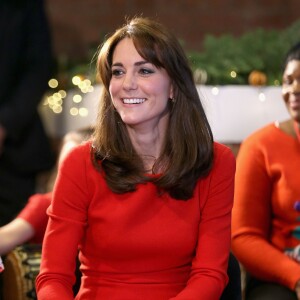 Kate Middleton, duchesse de Cambridge, vêtue d'une robe Alexander McQueen, a participé le 15 décembre 2015 à la fête de Noël de l'école du Anna Freud Centre, un établissement du nord de Londres qui prend en charge les enfants présentant des troubles du comportement et soutient leurs familles. Elle a notamment pris part à un atelier collage et un cours de percussions !