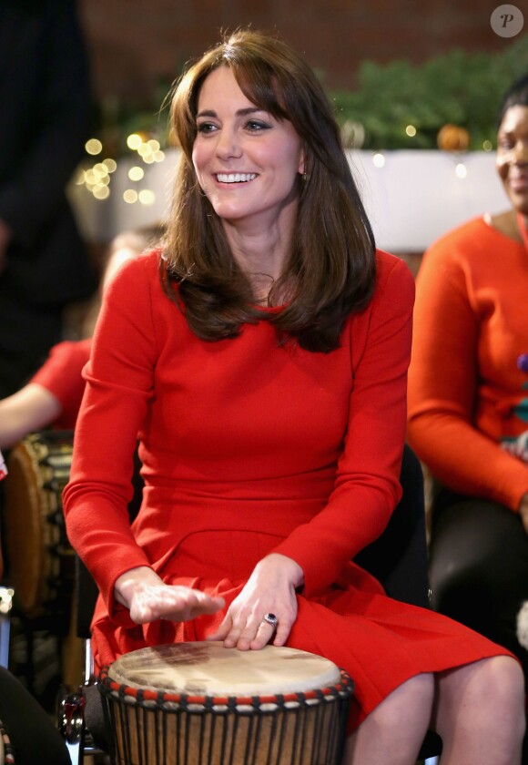 Kate Middleton, duchesse de Cambridge, vêtue d'une robe Alexander McQueen, a participé le 15 décembre 2015 à la fête de Noël de l'école du Anna Freud Centre, un établissement du nord de Londres qui prend en charge les enfants présentant des troubles du comportement et soutient leurs familles. Elle a notamment pris part à un atelier collage et un cours de percussions !