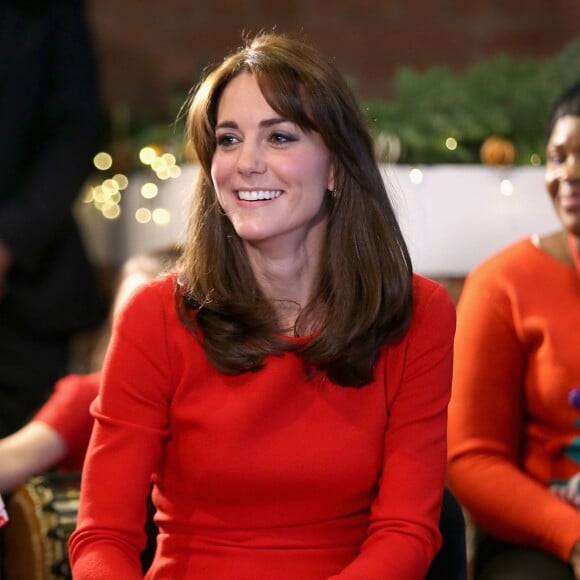 Kate Middleton, duchesse de Cambridge, vêtue d'une robe Alexander McQueen, a participé le 15 décembre 2015 à la fête de Noël de l'école du Anna Freud Centre, un établissement du nord de Londres qui prend en charge les enfants présentant des troubles du comportement et soutient leurs familles. Elle a notamment pris part à un atelier collage et un cours de percussions !