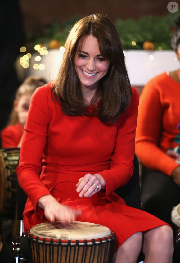 Kate Middleton, duchesse de Cambridge, vêtue d'une robe Alexander McQueen, a participé le 15 décembre 2015 à la fête de Noël de l'école du Anna Freud Centre, un établissement du nord de Londres qui prend en charge les enfants présentant des troubles du comportement et soutient leurs familles. Elle a notamment pris part à un atelier collage et un cours de percussions !