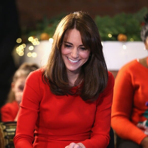 Kate Middleton, duchesse de Cambridge, vêtue d'une robe Alexander McQueen, a participé le 15 décembre 2015 à la fête de Noël de l'école du Anna Freud Centre, un établissement du nord de Londres qui prend en charge les enfants présentant des troubles du comportement et soutient leurs familles. Elle a notamment pris part à un atelier collage et un cours de percussions !