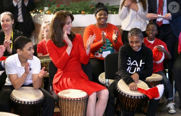 Kate Middleton, duchesse de Cambridge, vêtue d'une robe Alexander McQueen, a participé le 15 décembre 2015 à la fête de Noël de l'école du Anna Freud Centre, un établissement du nord de Londres qui prend en charge les enfants présentant des troubles du comportement et soutient leurs familles. Elle a notamment pris part à un atelier collage et un cours de percussions !