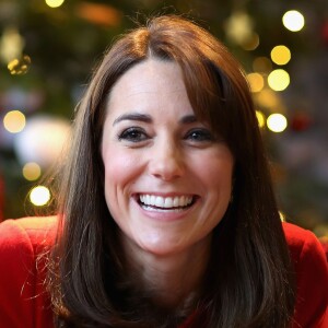 Kate Middleton, duchesse de Cambridge, vêtue d'une robe Alexander McQueen, a participé le 15 décembre 2015 à la fête de Noël de l'école du Anna Freud Centre, un établissement du nord de Londres qui prend en charge les enfants présentant des troubles du comportement et soutient leurs familles. Elle a notamment pris part à un atelier collage et un cours de percussions !