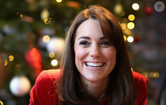 Kate Middleton, duchesse de Cambridge, vêtue d'une robe Alexander McQueen, a participé le 15 décembre 2015 à la fête de Noël de l'école du Anna Freud Centre, un établissement du nord de Londres qui prend en charge les enfants présentant des troubles du comportement et soutient leurs familles. Elle a notamment pris part à un atelier collage et un cours de percussions !