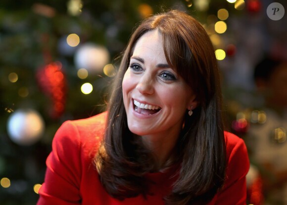 Kate Middleton, duchesse de Cambridge, vêtue d'une robe Alexander McQueen, a participé le 15 décembre 2015 à la fête de Noël de l'école du Anna Freud Centre, un établissement du nord de Londres qui prend en charge les enfants présentant des troubles du comportement et soutient leurs familles. Elle a notamment pris part à un atelier collage et un cours de percussions !
