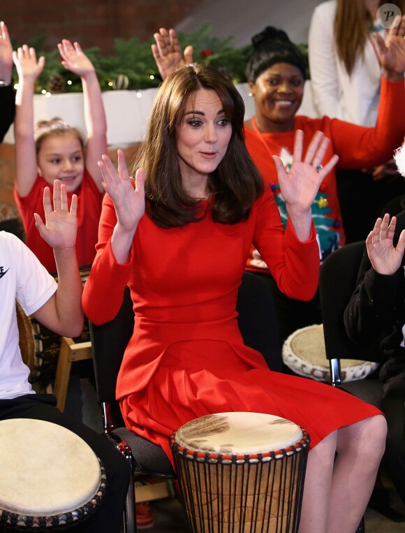 Kate Middleton, duchesse de Cambridge, vêtue d'une robe Alexander McQueen, a participé le 15 décembre 2015 à la fête de Noël de l'école du Anna Freud Centre, un établissement du nord de Londres qui prend en charge les enfants présentant des troubles du comportement et soutient leurs familles. Elle a notamment pris part à un atelier collage et un cours de percussions !