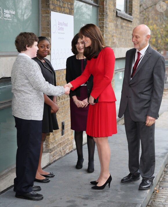 Kate Middleton, duchesse de Cambridge, vêtue d'une robe Alexander McQueen, a participé le 15 décembre 2015 à la fête de Noël de l'école du Anna Freud Centre, un établissement du nord de Londres qui prend en charge les enfants présentant des troubles du comportement et soutient leurs familles. Elle a notamment pris part à un atelier collage et un cours de percussions !