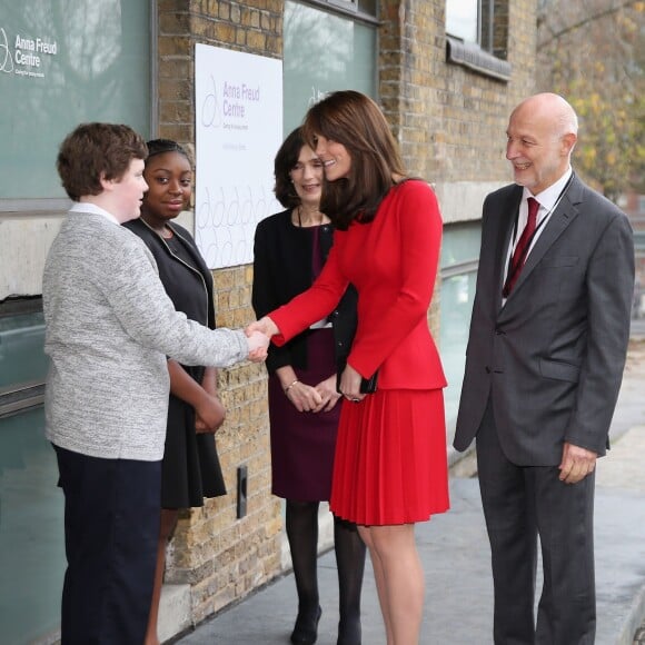 Kate Middleton, duchesse de Cambridge, vêtue d'une robe Alexander McQueen, a participé le 15 décembre 2015 à la fête de Noël de l'école du Anna Freud Centre, un établissement du nord de Londres qui prend en charge les enfants présentant des troubles du comportement et soutient leurs familles. Elle a notamment pris part à un atelier collage et un cours de percussions !