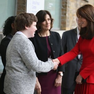 Kate Middleton, duchesse de Cambridge, vêtue d'une robe Alexander McQueen, a participé le 15 décembre 2015 à la fête de Noël de l'école du Anna Freud Centre, un établissement du nord de Londres qui prend en charge les enfants présentant des troubles du comportement et soutient leurs familles. Elle a notamment pris part à un atelier collage et un cours de percussions !