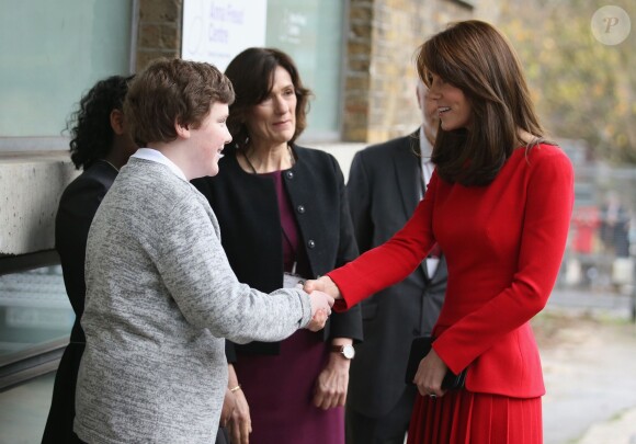 Kate Middleton, duchesse de Cambridge, vêtue d'une robe Alexander McQueen, a participé le 15 décembre 2015 à la fête de Noël de l'école du Anna Freud Centre, un établissement du nord de Londres qui prend en charge les enfants présentant des troubles du comportement et soutient leurs familles. Elle a notamment pris part à un atelier collage et un cours de percussions !