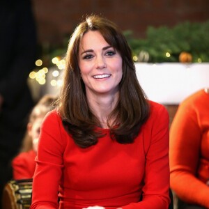 Kate Middleton, duchesse de Cambridge, vêtue d'une robe Alexander McQueen, a participé le 15 décembre 2015 à la fête de Noël de l'école du Anna Freud Centre, un établissement du nord de Londres qui prend en charge les enfants présentant des troubles du comportement et soutient leurs familles. Elle a notamment pris part à un atelier collage et un cours de percussions !