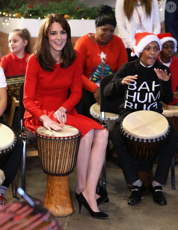 Kate Middleton, duchesse de Cambridge, vêtue d'une robe Alexander McQueen, a participé le 15 décembre 2015 à la fête de Noël de l'école du Anna Freud Centre, un établissement du nord de Londres qui prend en charge les enfants présentant des troubles du comportement et soutient leurs familles. Elle a notamment pris part à un atelier collage et un cours de percussions !