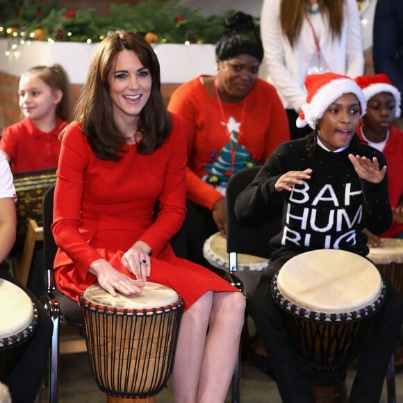 Kate Middleton, duchesse de Cambridge, vêtue d'une robe Alexander McQueen, a participé le 15 décembre 2015 à la fête de Noël de l'école du Anna Freud Centre, un établissement du nord de Londres qui prend en charge les enfants présentant des troubles du comportement et soutient leurs familles. Elle a notamment pris part à un atelier collage et un cours de percussions !