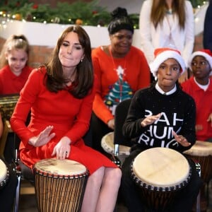 Kate Middleton, duchesse de Cambridge, vêtue d'une robe Alexander McQueen, a participé le 15 décembre 2015 à la fête de Noël de l'école du Anna Freud Centre, un établissement du nord de Londres qui prend en charge les enfants présentant des troubles du comportement et soutient leurs familles. Elle a notamment pris part à un atelier collage et un cours de percussions !