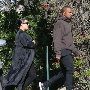 Exclusif - Kim Kardashian enceinte est allée déjeuner avec son mari Kanye West et sa soeur Kourtney Kardashian à l'hôtel Beverly Hills à Beverly Hills, le 28 novembre 2015