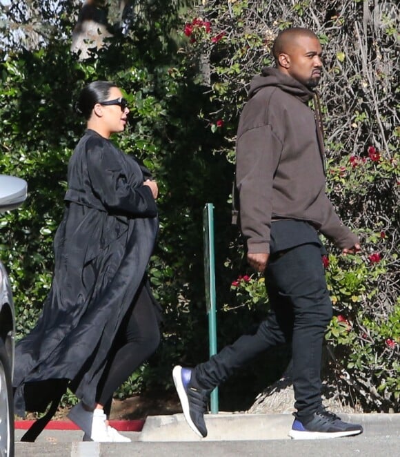 Exclusif - Kim Kardashian enceinte est allée déjeuner avec son mari Kanye West et sa soeur Kourtney Kardashian à l'hôtel Beverly Hills à Beverly Hills, le 28 novembre 2015