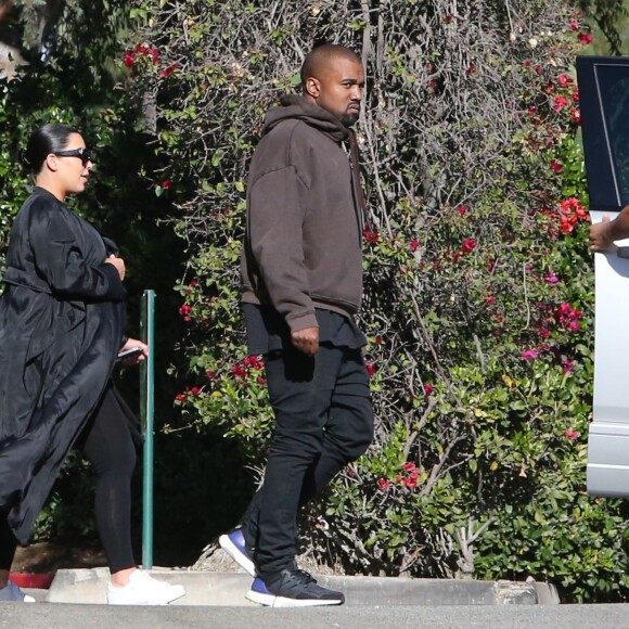 Exclusif - Kim Kardashian enceinte est allée déjeuner avec son mari Kanye West et sa soeur Kourtney Kardashian à l'hôtel Beverly Hills à Beverly Hills, le 28 novembre 2015