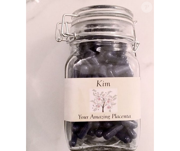 Kim Kardashian a fait des comprimés de son placenta qu'elle mange pour se sentir plus en forme / photo postée sur Twitter, le 15 décembre 2015.