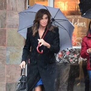 Exclusif - Caitlyn Jenner, se promène sous la pluie et la jupe soulevée par le vent, dans les rues de New York. Caitlyn est venue pour voir sa fille Kendall Jenner défiler pour Victoria's Secret. Le 10 novembre 2015