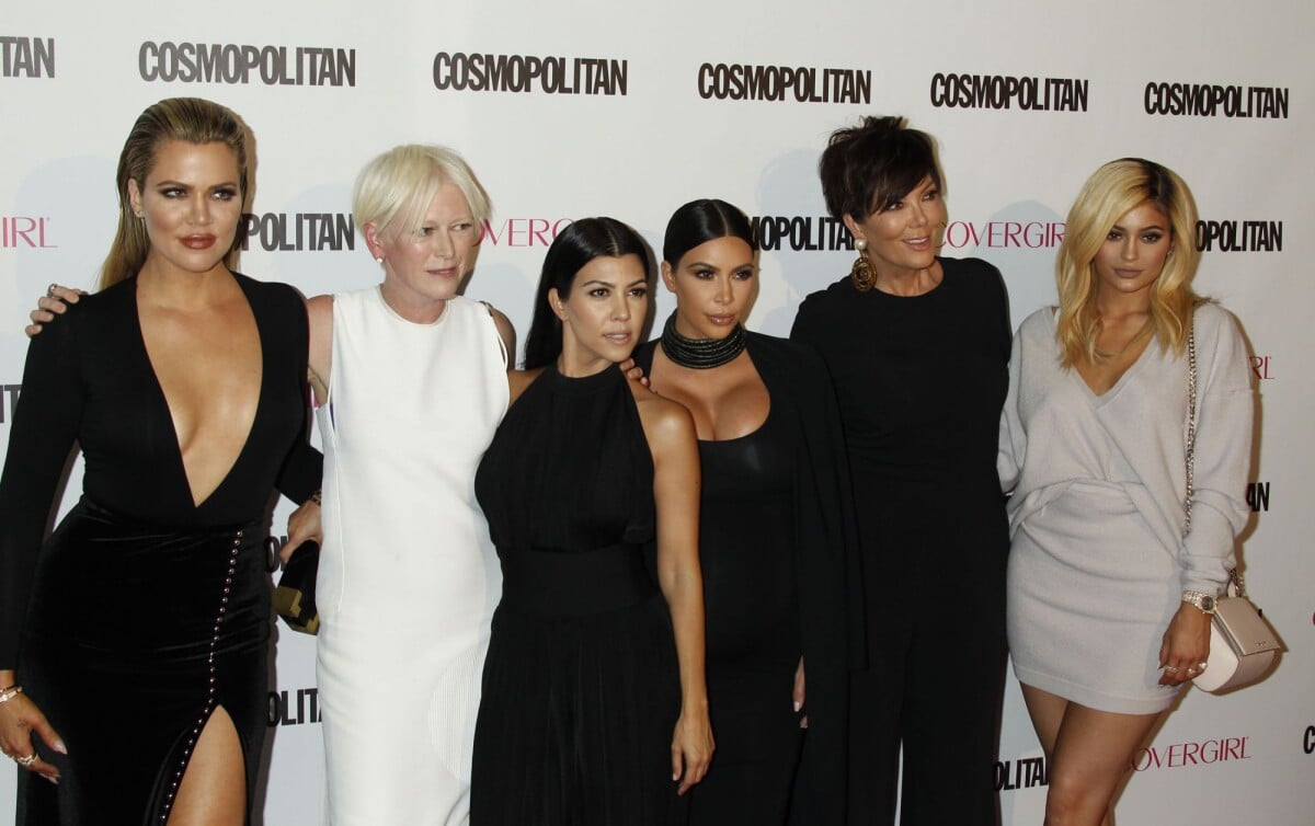 Photo Kris Jenner Entourée De Ses Filles Khloé Kardashian Kourtney Kardashian Kim Kardashian 1692