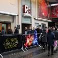 Ambiance au Grad Rex à Paris pour la première séance de Star Wars: The Force Awakens tôt ce mercredi 16 décembre 2015.