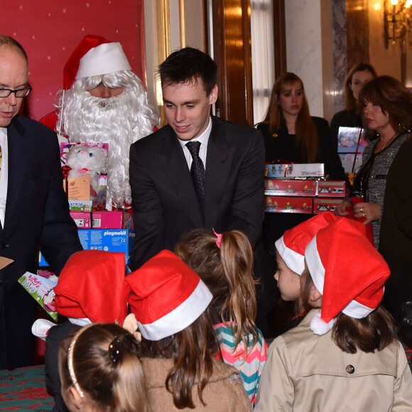 Le prince Albert II de Monaco et la princesse Charlene, secondés par Louis Ducruet et Camille Gottlieb, ont distribué le 16 décembre 2015 les cadeaux de Noël aux enfants monégasques, au palais princier. © Bruno Bébert / Bestimage