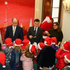 Le prince Albert II de Monaco et la princesse Charlene, secondés par Louis Ducruet et Camille Gottlieb, ont distribué le 16 décembre 2015 les cadeaux de Noël aux enfants monégasques, au palais princier. © Bruno Bébert / Bestimage