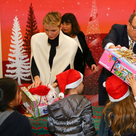 Le prince Albert II de Monaco et la princesse Charlene, secondés par Louis Ducruet et Camille Gottlieb, ont distribué le 16 décembre 2015 les cadeaux de Noël aux enfants monégasques, au palais princier. © Bruno Bébert / Bestimage