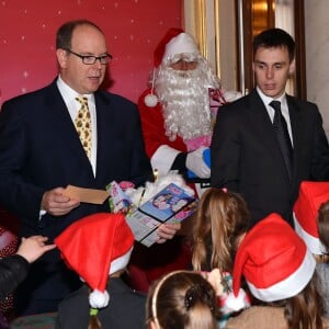 Le prince Albert II de Monaco et la princesse Charlene, secondés par Louis Ducruet et Camille Gottlieb, ont distribué le 16 décembre 2015 les cadeaux de Noël aux enfants monégasques, au palais princier. © Bruno Bébert / Bestimage