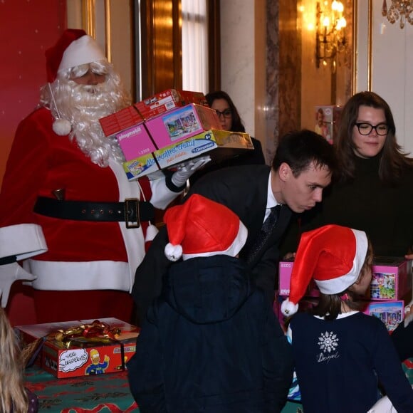 Le prince Albert II de Monaco et la princesse Charlene, secondés par Louis Ducruet et Camille Gottlieb, ont distribué le 16 décembre 2015 les cadeaux de Noël aux enfants monégasques, au palais princier. © Bruno Bébert / Bestimage