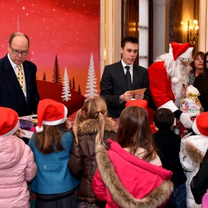 Le prince Albert II de Monaco et la princesse Charlene, secondés par Louis Ducruet et Camille Gottlieb, ont distribué le 16 décembre 2015 les cadeaux de Noël aux enfants monégasques, au palais princier. © Bruno Bébert / Bestimage