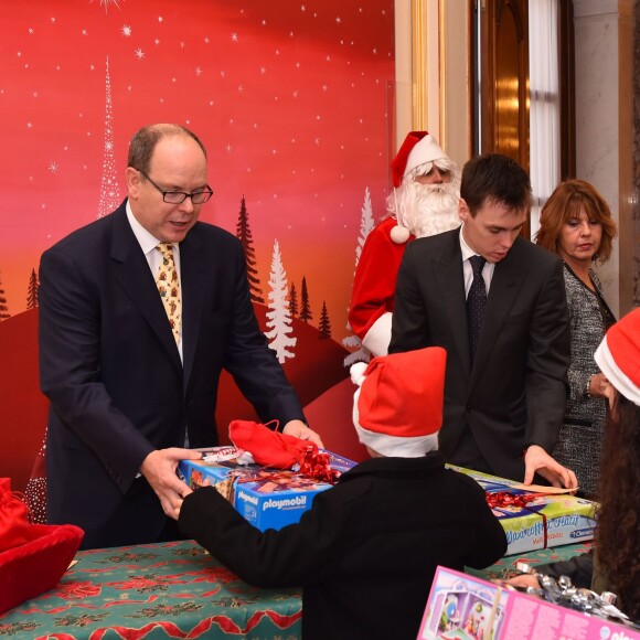 Le prince Albert II de Monaco et la princesse Charlene, secondés par Louis Ducruet et Camille Gottlieb, ont distribué le 16 décembre 2015 les cadeaux de Noël aux enfants monégasques, au palais princier. © Bruno Bébert / Bestimage