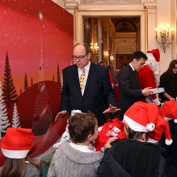 Le prince Albert II de Monaco et la princesse Charlene, secondés par Louis Ducruet et Camille Gottlieb, ont distribué le 16 décembre 2015 les cadeaux de Noël aux enfants monégasques, au palais princier. © Bruno Bébert / Bestimage