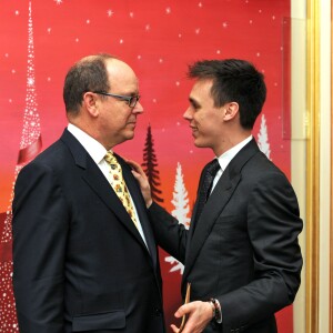 Le prince Albert II de Monaco et son neveu Louis Ducruet très complices lors de la distribution le 16 décembre 2015 des cadeaux de Noël aux enfants monégasques, au palais princier. © Bruno Bébert / Bestimage