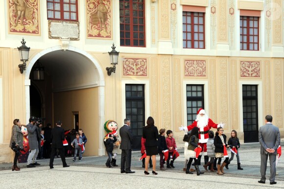 Même le Père Noël s'est joint au prince Albert II de Monaco et à la princesse Charlene pour la distribution le 16 décembre 2015 des cadeaux de Noël aux enfants monégasques, au palais princier. © Bruno Bébert / Bestimage