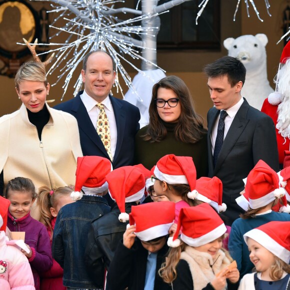 Le prince Albert II de Monaco et la princesse Charlene, avec les enfants de la princesse Stéphanie Louis Ducruet et Camille Gottlieb, ont accueilli le 16 décembre 2015 les enfants monégasques au palais princier pour la traditionnelle distribution de cadeaux de Noël. © Bruno Bébert / Bestimage