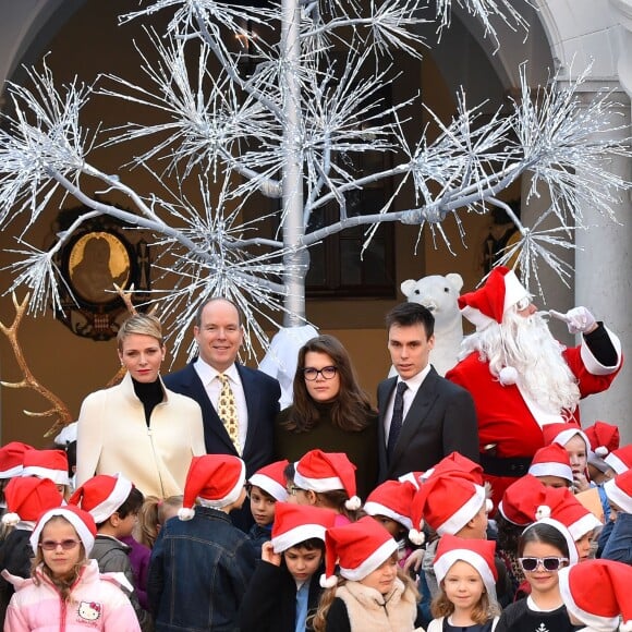 Le prince Albert II de Monaco et la princesse Charlene, avec les enfants de la princesse Stéphanie Louis Ducruet et Camille Gottlieb, ont accueilli le 16 décembre 2015 les enfants monégasques au palais princier pour la traditionnelle distribution de cadeaux de Noël. © Bruno Bébert / Bestimage