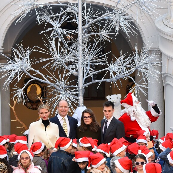 Le prince Albert II de Monaco et la princesse Charlene, avec les enfants de la princesse Stéphanie Louis Ducruet et Camille Gottlieb, ont accueilli le 16 décembre 2015 les enfants monégasques au palais princier pour la traditionnelle distribution de cadeaux de Noël. © Bruno Bébert / Bestimage