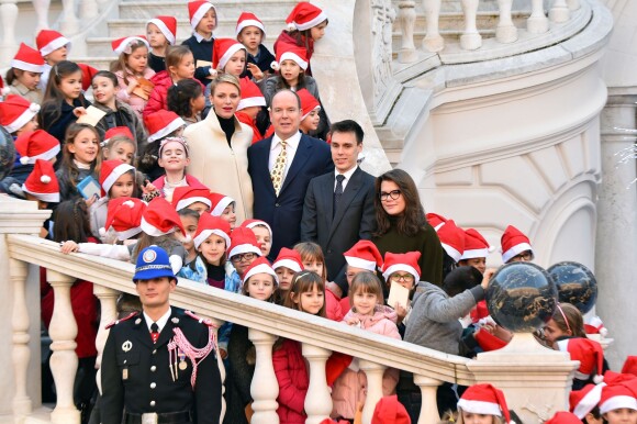 Le prince Albert II de Monaco et la princesse Charlene, avec les enfants de la princesse Stéphanie Louis Ducruet et Camille Gottlieb, ont accueilli le 16 décembre 2015 les enfants monégasques au palais princier pour la traditionnelle distribution de cadeaux de Noël. © Bruno Bébert / Bestimage