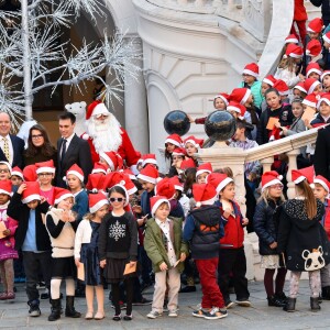 Le prince Albert II de Monaco et la princesse Charlene, avec les enfants de la princesse Stéphanie Louis Ducruet et Camille Gottlieb, ont accueilli le 16 décembre 2015 les enfants monégasques au palais princier pour la traditionnelle distribution de cadeaux de Noël. © Bruno Bébert / Bestimage