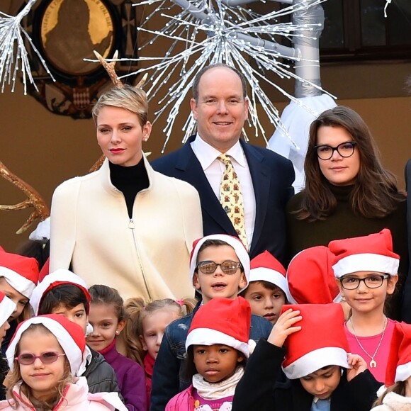 Le prince Albert II de Monaco et la princesse Charlene, avec les enfants de la princesse Stéphanie Louis Ducruet et Camille Gottlieb, ont accueilli le 16 décembre 2015 les enfants monégasques au palais princier pour la traditionnelle distribution de cadeaux de Noël. © Bruno Bébert / Bestimage