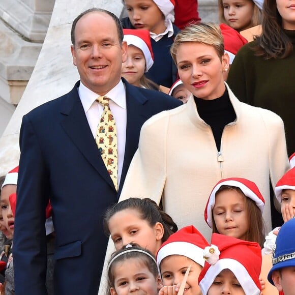 Le prince Albert II de Monaco et la princesse Charlene, avec les enfants de la princesse Stéphanie Louis Ducruet et Camille Gottlieb, ont accueilli le 16 décembre 2015 les enfants monégasques au palais princier pour la traditionnelle distribution de cadeaux de Noël. © Bruno Bébert / Bestimage