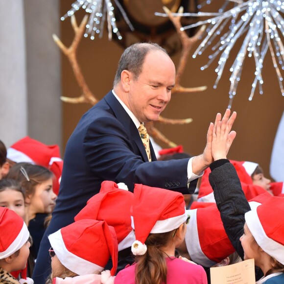 Tope là, avec le prince ! Le prince Albert II de Monaco et la princesse Charlene, avec les enfants de la princesse Stéphanie Louis Ducruet et Camille Gottlieb, ont accueilli le 16 décembre 2015 les enfants monégasques au palais princier pour la traditionnelle distribution de cadeaux de Noël. © Bruno Bébert / Bestimage