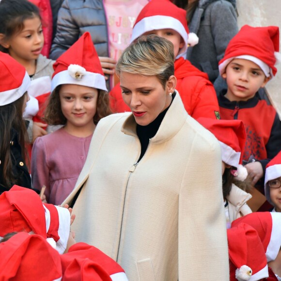 Le prince Albert II de Monaco et la princesse Charlene, avec les enfants de la princesse Stéphanie Louis Ducruet et Camille Gottlieb, ont accueilli le 16 décembre 2015 les enfants monégasques au palais princier pour la traditionnelle distribution de cadeaux de Noël. © Bruno Bébert / Bestimage