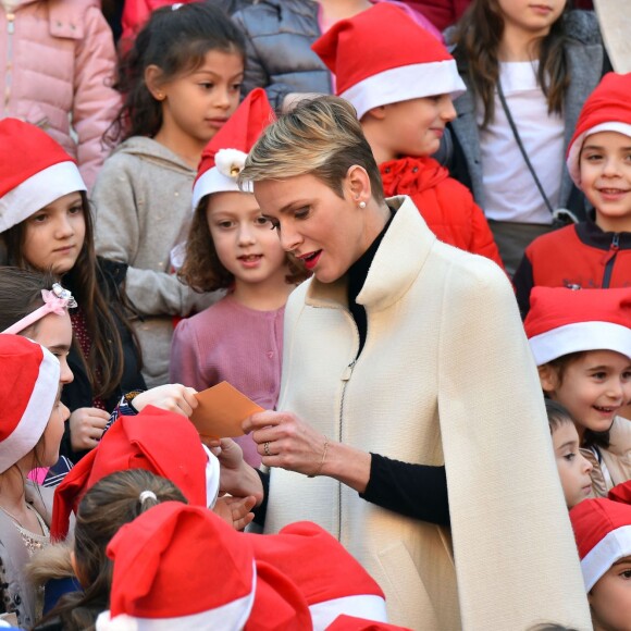 Le prince Albert II de Monaco et la princesse Charlene, avec les enfants de la princesse Stéphanie Louis Ducruet et Camille Gottlieb, ont accueilli le 16 décembre 2015 les enfants monégasques au palais princier pour la traditionnelle distribution de cadeaux de Noël. © Bruno Bébert / Bestimage