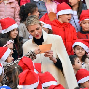 Un dessin pour les jumeaux Jacques et Gabriella. Le prince Albert II de Monaco et la princesse Charlene, avec les enfants de la princesse Stéphanie Louis Ducruet et Camille Gottlieb, ont accueilli le 16 décembre 2015 les enfants monégasques au palais princier pour la traditionnelle distribution de cadeaux de Noël. © Bruno Bébert / Bestimage